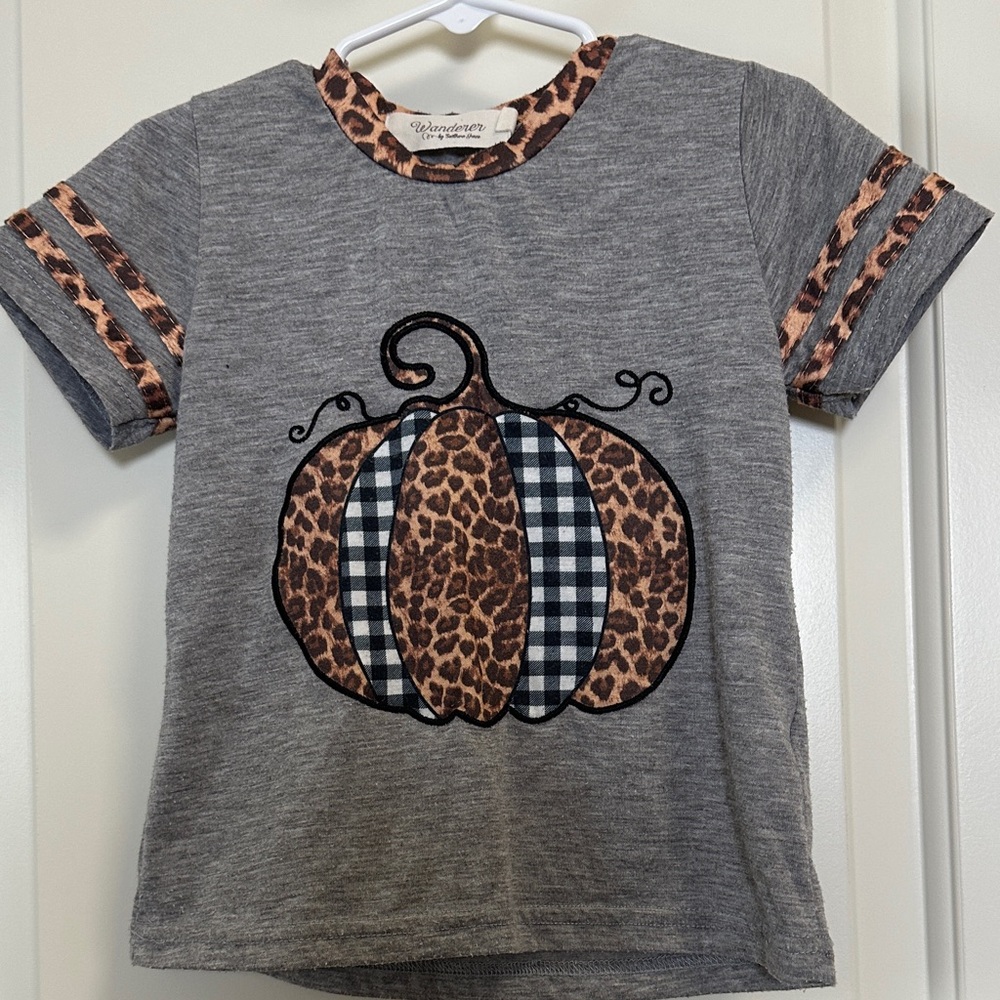 Wander Gray Tee with Leopard Pumpkin Design